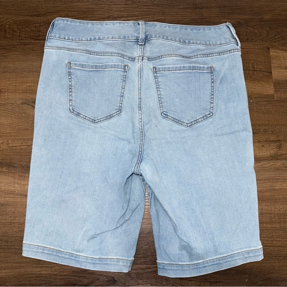 Torrid Light Wash Jegging 11” Bermuda Super Soft Shorts - Picture 5 of 6